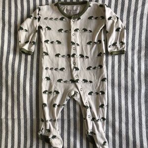L’ovedbaby overall with hedgehogs